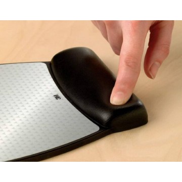 3M Gel Wrist Rest Precise Mouse Pad w/Antimicrobial Protection (8.6" x 6.8")